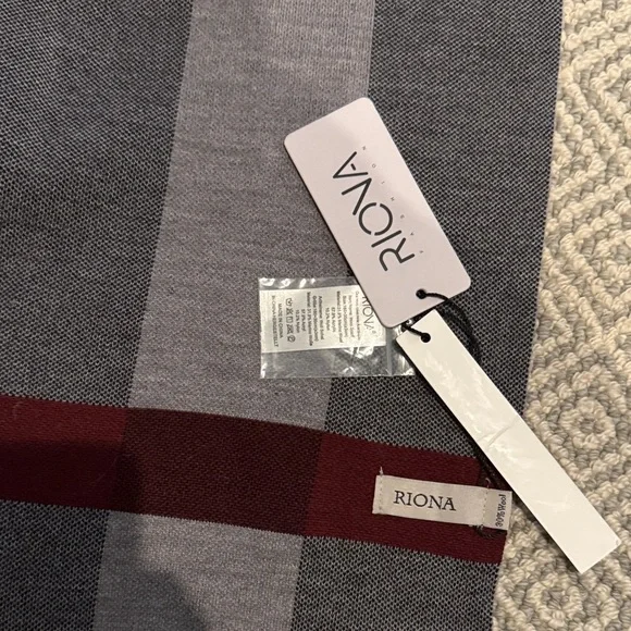 Men’s scarf NWT Gray and Black Checkered Scarf - Picture 2 of 3